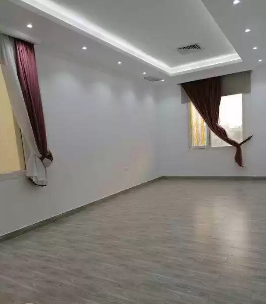 سكني عقار جاهز 3 غرف  غير مفروش شقة  للإيجار في الكويت #24805 - 1  صورة 