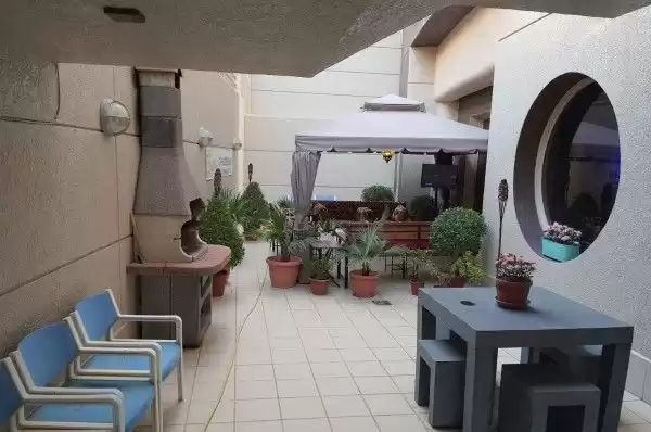 住宅 就绪物业 3+女仆卧室 楼/楼 公寓  出租 在 科威特 #24822 - 1  image 