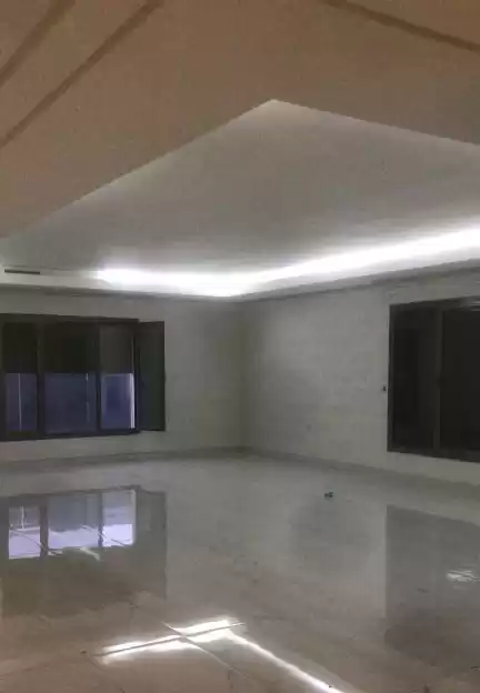 سكني عقار جاهز 5 غرف  غير مفروش شقة  للإيجار في الكويت #24869 - 1  صورة 