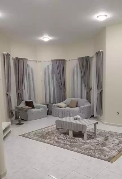 سكني عقار جاهز 5 غرف  غير مفروش فيلا  للإيجار في الكويت #24877 - 1  صورة 