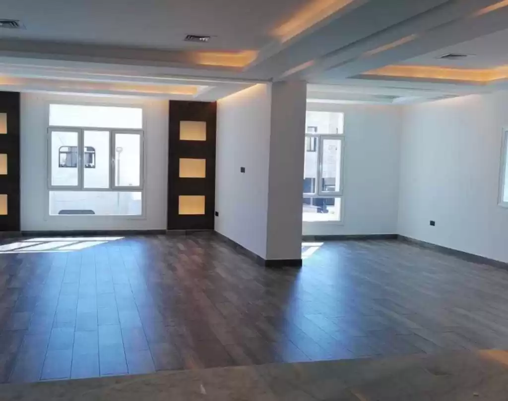 سكني عقار جاهز 3 غرف  غير مفروش شقة  للإيجار في الكويت #24884 - 1  صورة 