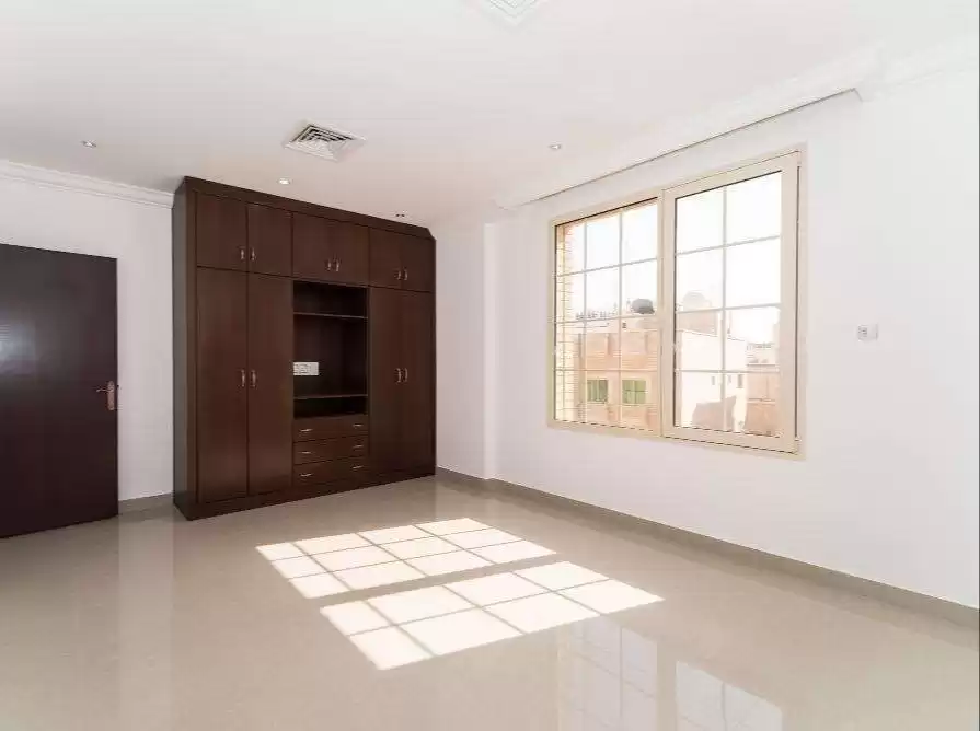 yerleşim Hazır Mülk 3+hizmetçi Yatak Odası U/F Apartman  kiralık içinde Kuveyt #24916 - 1  image 