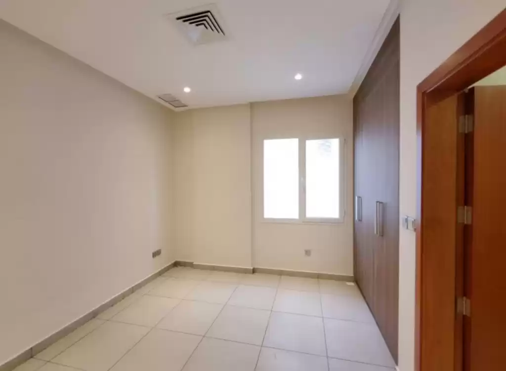 سكني عقار جاهز 3 غرف  غير مفروش شقة  للإيجار في الكويت #24944 - 1  صورة 
