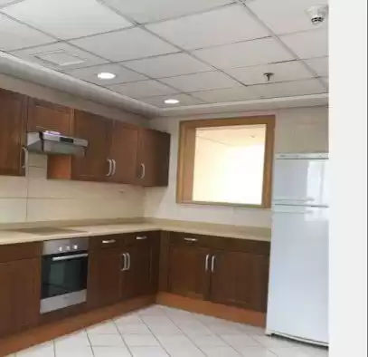 سكني عقار جاهز 3 غرف  غير مفروش شقة  للإيجار في الكويت #25199 - 1  صورة 