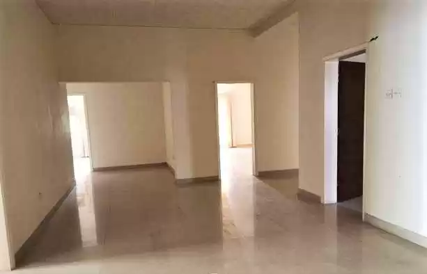 住宅 就绪物业 3+女仆卧室 U/F 公寓  出租 在 麦纳麦 #25896 - 1  image 