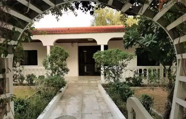 سكني عقار جاهز 3 + غرفة خادمة نصف مفروش فيلا في مجمع  للإيجار في المنامة #25928 - 1  صورة 
