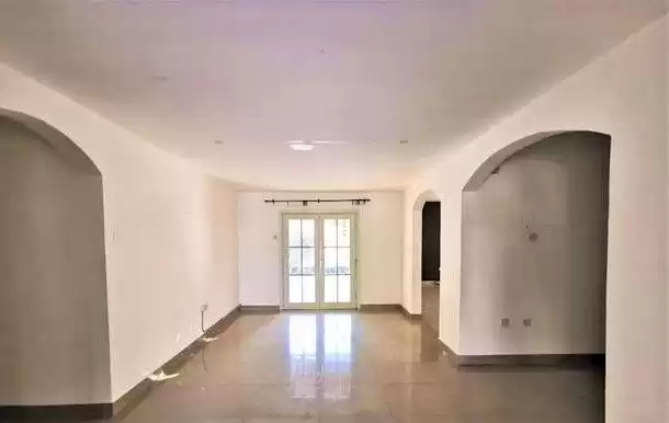 Residential Ready Property 4+maid Bedrooms U/F Villa in Compound  for rent in Al-Manamah #26136 - 1  image 