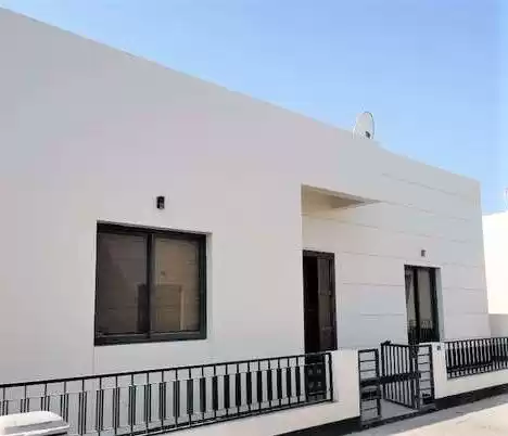 سكني عقار جاهز 3 + غرفة خادمة نصف مفروش فيلا في مجمع  للإيجار في المنامة #26221 - 1  صورة 