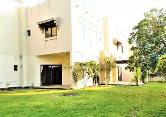 سكني عقار جاهز 5 + غرفة خادمة نصف مفروش فيلا في مجمع  للإيجار في المنامة #26275 - 1  صورة 