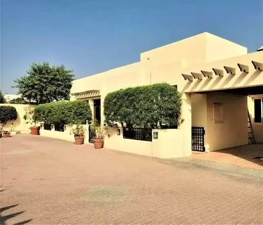 yerleşim Hazır Mülk 3+hizmetçi Yatak Odası U/F Site İçinde Villa  kiralık içinde Al-Manamah #26398 - 1  image 