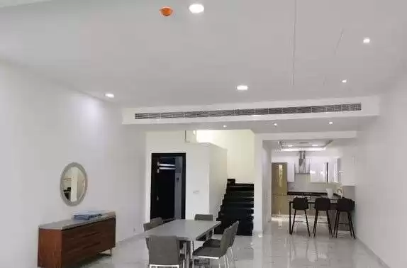 住宅 就绪物业 4+女仆卧室 楼/楼 大院别墅  出租 在 麦纳麦 #26410 - 1  image 
