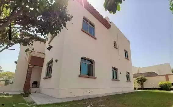 سكني عقار جاهز 5 + غرفة خادمة غير مفروش فيلا في مجمع  للإيجار في المنامة #26704 - 1  صورة 