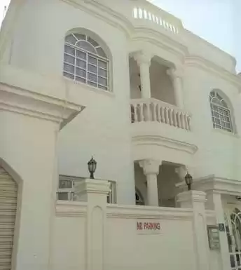 سكني عقار جاهز 3 + غرفة خادمة نصف مفروش فيلا  للإيجار في المنامة #26720 - 1  صورة 