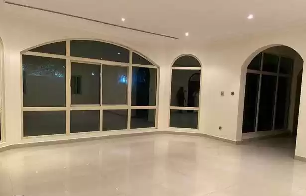 yerleşim Hazır Mülk 5+hizmetçi Yatak Odası U/F Müstakil Villa  kiralık içinde Al-Manamah #26789 - 1  image 