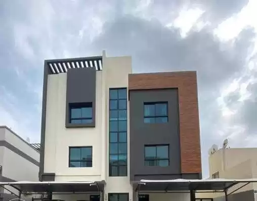 Residential Ready Property 3 Bedrooms F/F Apartment  for rent in Al-Manamah #27183 - 1  image 