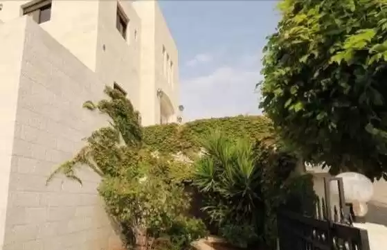 سكني عقار جاهز 7 غرف  غير مفروش فيلا  للبيع في عمان #27820 - 1  صورة 