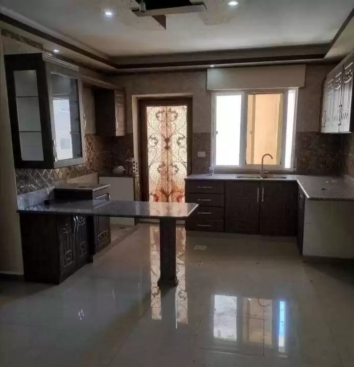 سكني عقار جاهز 2 + غرفة خادمة غير مفروش شقة  للإيجار في عمان #28147 - 1  صورة 