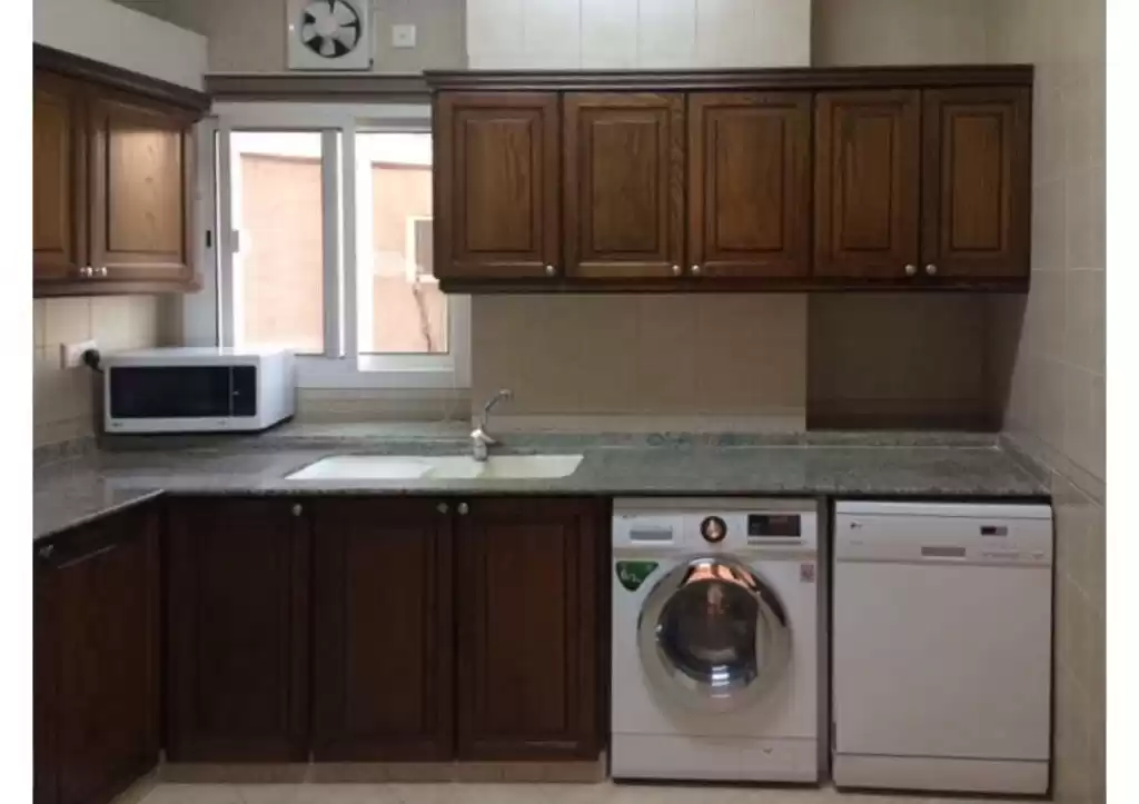 Wohn Klaar eigendom 2 Schlafzimmer S/F Wohnung  zu vermieten in Al Sadd , Doha #38832 - 1  image 