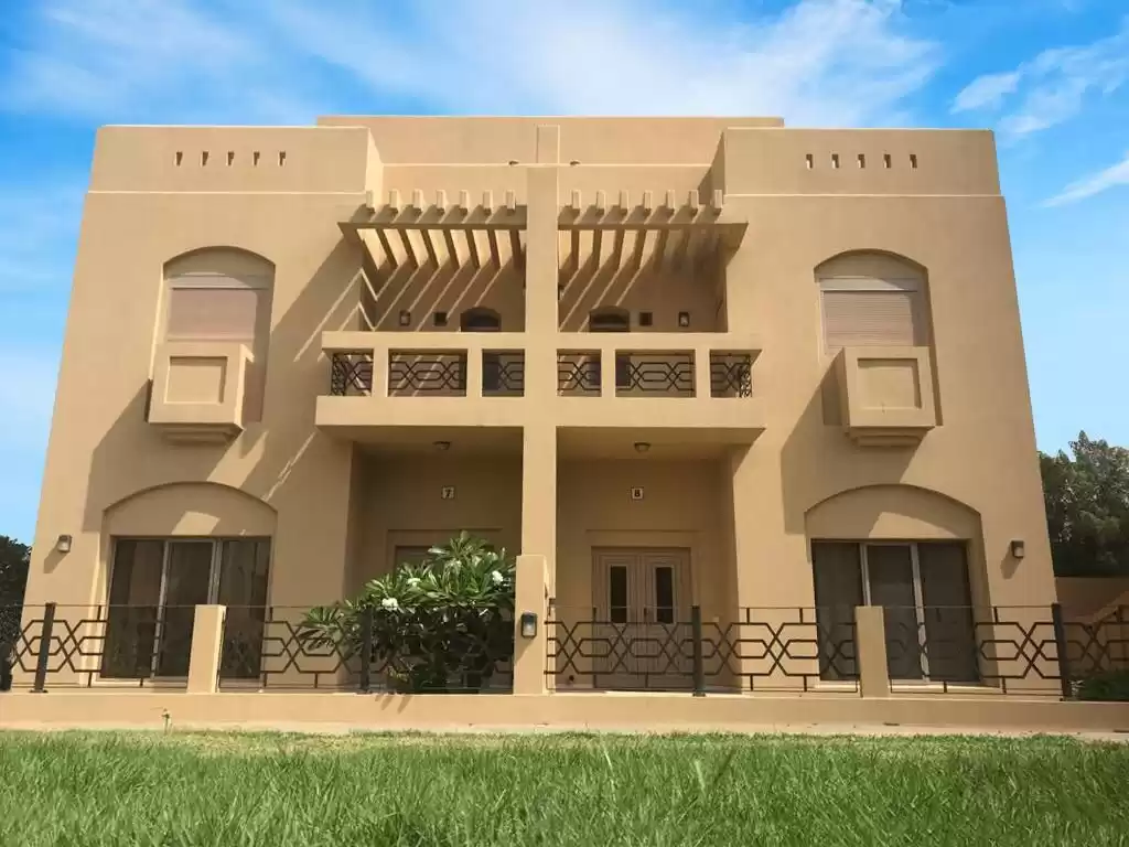 سكني عقار جاهز 5 + غرفة خادمة غير مفروش فيلا  للإيجار في الكويت #39343 - 1  صورة 