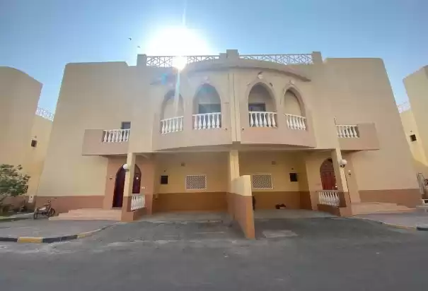 سكني عقار جاهز 4 + غرفة خادمة نصف مفروش فيلا في مجمع  للإيجار في الدوحة #8064 - 1  صورة 