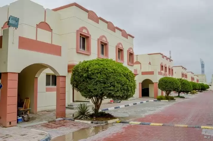 سكني عقار جاهز 4 + غرفة خادمة نصف مفروش فيلا في مجمع  للإيجار في السد , الدوحة #8108 - 1  صورة 