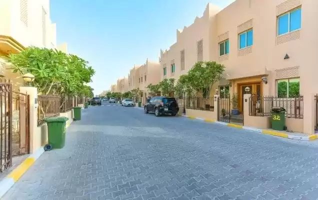 سكني عقار جاهز 4 غرف  نصف مفروش فيلا في مجمع  للإيجار في السد , الدوحة #8122 - 1  صورة 