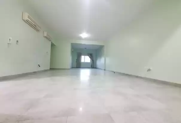 yerleşim Hazır Mülk 2 yatak odası U/F Apartman  kiralık içinde Al Sadd , Doha #8434 - 1  image 