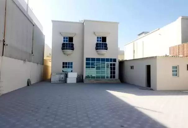 سكني عقار جاهز 4 + غرفة خادمة غير مفروش فيلا  للإيجار في الدوحة #8489 - 1  صورة 