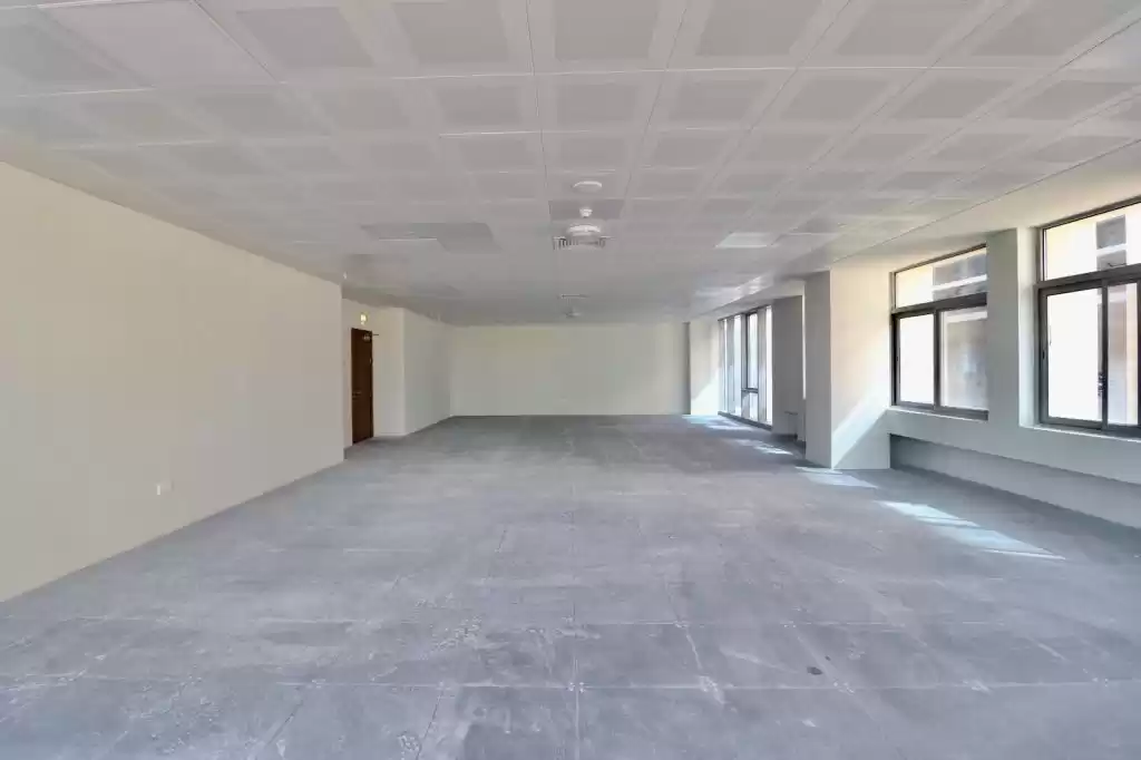تجاري عقار جاهز غير مفروش صالات عرض  للإيجار في الدوحة #8688 - 1  صورة 