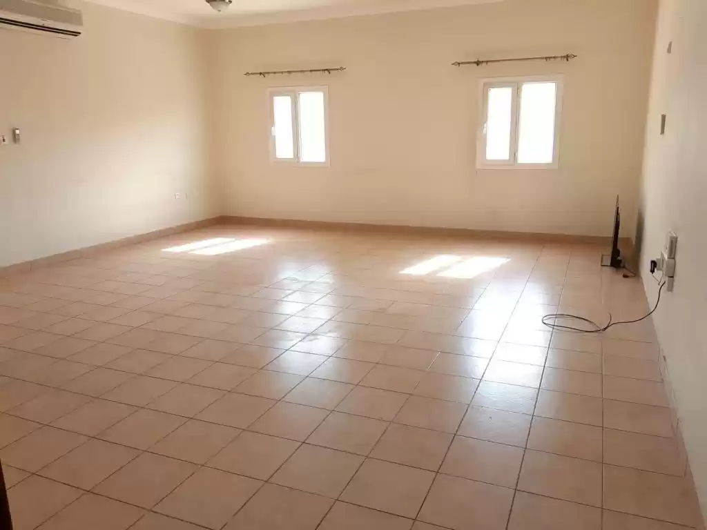 yerleşim Hazır Mülk 2 yatak odası U/F Apartman  kiralık içinde Al Sadd , Doha #8963 - 1  image 