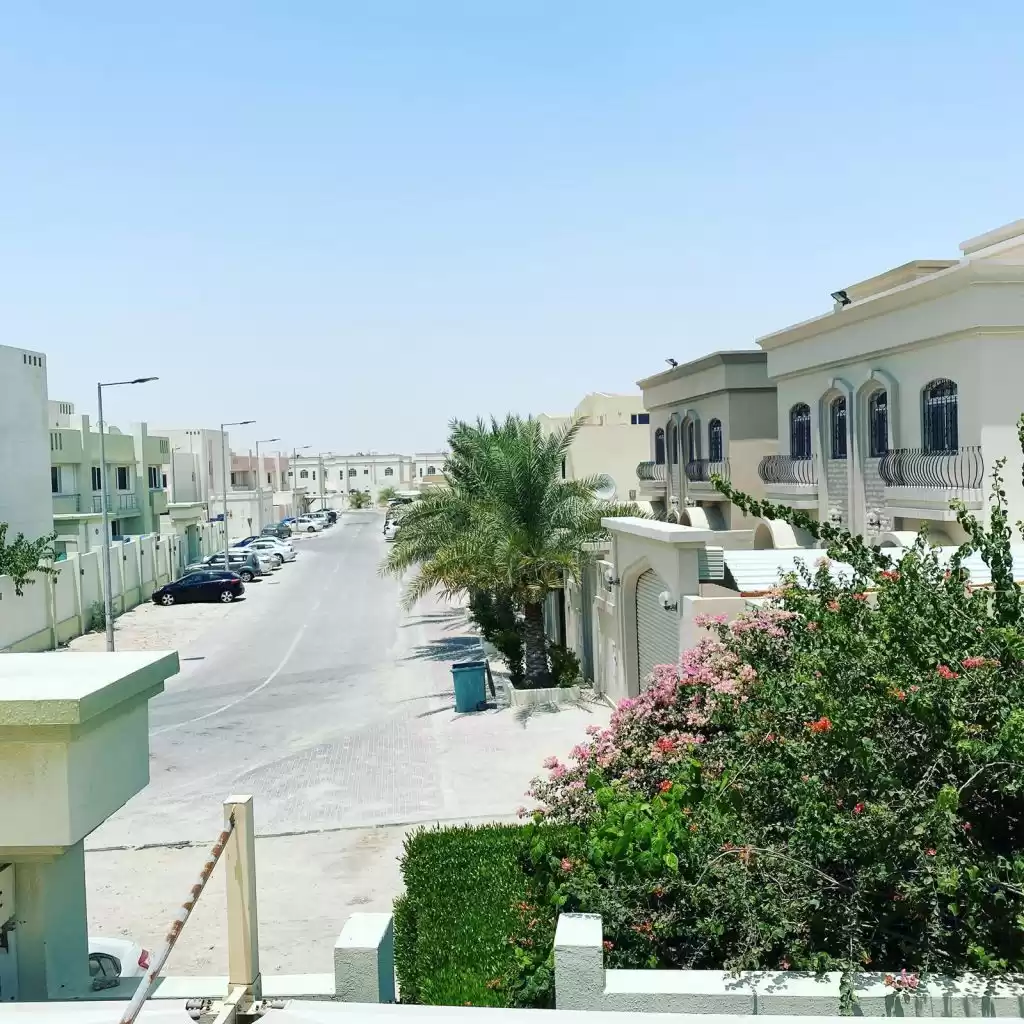 سكني عقار جاهز 7 غرف  نصف مفروش فيلا في مجمع  للإيجار في الدوحة #9227 - 1  صورة 