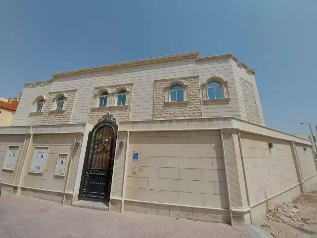 yerleşim Hazır Mülk 6 Yatak Odası U/F Müstakil Villa  kiralık içinde Al Sadd , Doha #9390 - 1  image 