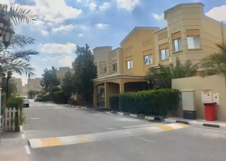 سكني عقار جاهز 4 + غرفة خادمة غير مفروش فيلا في مجمع  للإيجار في الدوحة #9666 - 1  صورة 