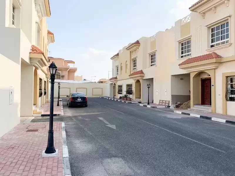 سكني عقار جاهز 5 + غرفة خادمة نصف مفروش فيلا في مجمع  للإيجار في السد , الدوحة #9706 - 1  صورة 